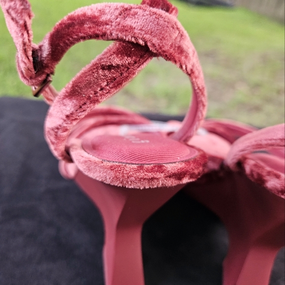 NWT Gianni Bini Velvet Red Heels Women’s - Picture 6 of 7